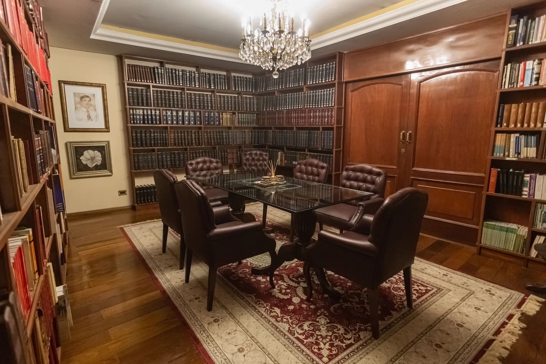 Biblioteca y mesa de trabajo del estudio Tuma