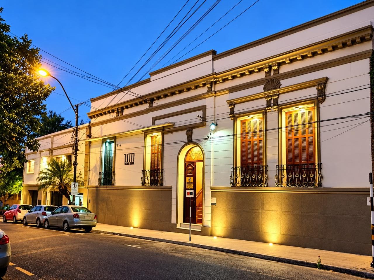 Fachada del estudio Tuma en Asunción, iluminada al atardecer