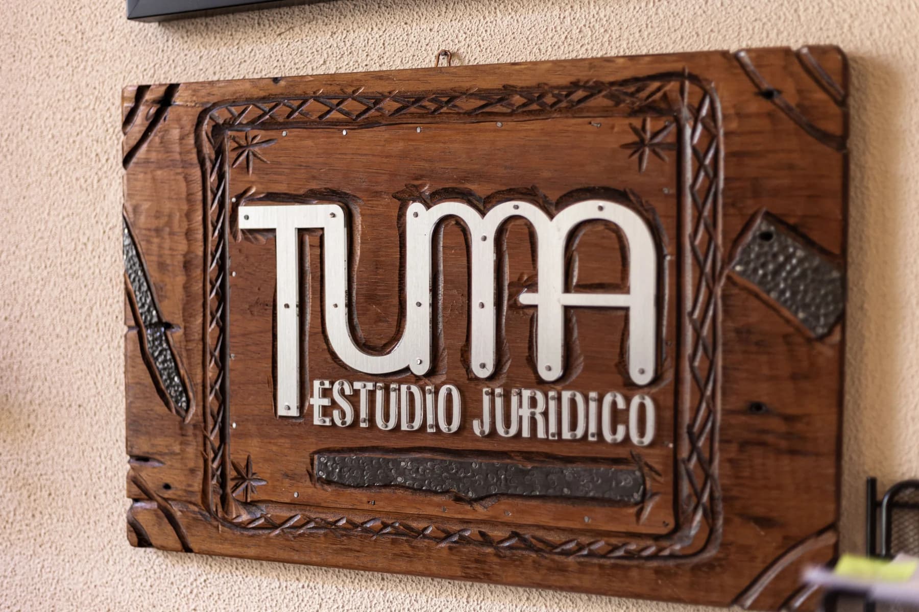 Detalle del nombre Tuma Estudio Jurídico en el interior de la firma